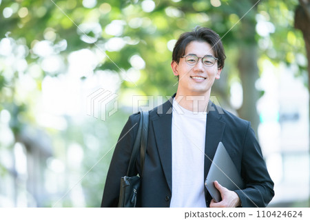 帶著電腦行走的男人 110424624