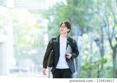 帶著電腦行走的男人 110424627