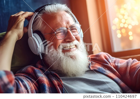 爺爺戴著耳機聽音樂3 AI生成影像 110424697