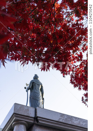 Statue of Sho Kanzeon Bodhisattva in the mausoleum surrounded by red maple leaves, Gokokuji Temple, Bunkyo Ward 110425042