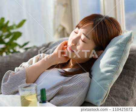 Sick woman 110425072