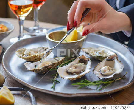 eat oysters 110425284