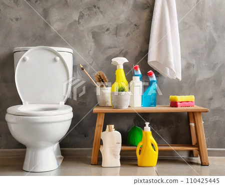 Cleaning the toilet 110425445
