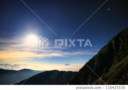 從南阿爾卑斯山的北嶽山看到的富士山和星空 從南阿爾卑斯山的北嶽山看到的富士山和星空 110425530