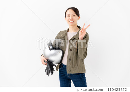 一個拿著頭盔做和平的女人 110425852