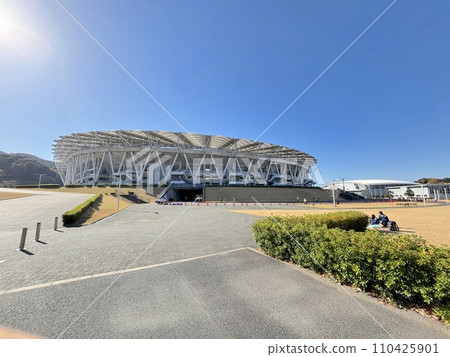 Runners running through Ogasayama Sports Park in Shizuoka Prefecture 110425901
