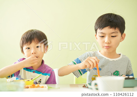 兩個男孩並排吃午飯 110426112