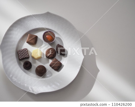 一塊巧克力放在盤子上(右邊緣) 一塊巧克力放在盤子上(右邊緣) 110426200