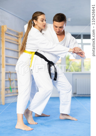 Woman and man in kimono training 110426641