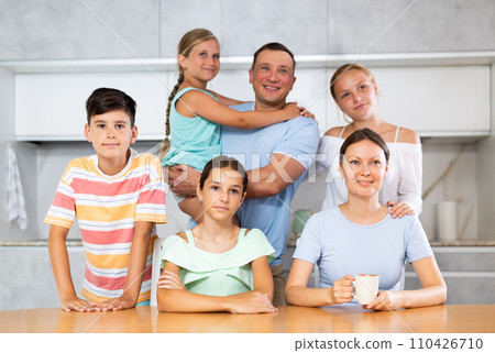 Big family portrait 110426710