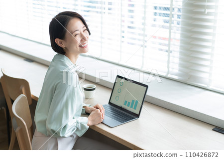 一個女人使用電腦 110426872