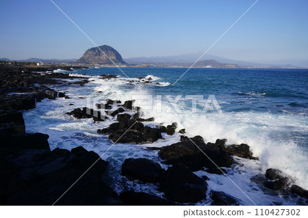 waves breaking on the rocks 110427302