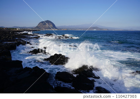 waves breaking on the rocks 110427303
