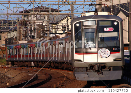 [TY] Tokyu Toyoko Line 5050 Series Train / SDGs Train (Local Train - 8 Cars: Direct to Seibu Ikebukuro Line) 110427730