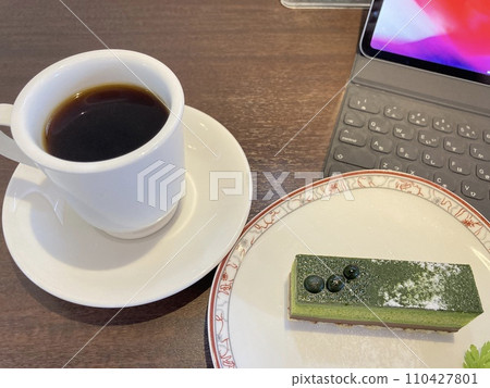 在咖啡館一邊吃咖啡和蛋糕一邊工作 110427801
