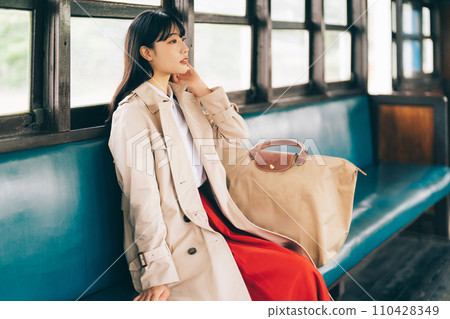 搭乘復古火車旅行的女人 搭乘復古火車旅行的女人 110428349