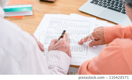 一對即將結束生命的老年夫婦 110428571