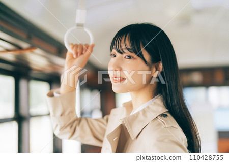 火車上有皮帶的女人 110428755