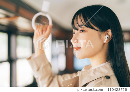 聽音樂的婦女乘火車 110428756