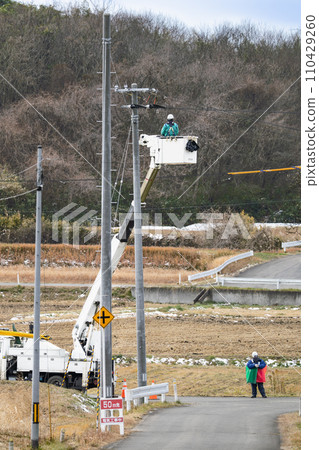Outdoor electrical work Transmission and distribution power line construction work Outdoor electrical work Transmission and distribution power line construction work 110429260