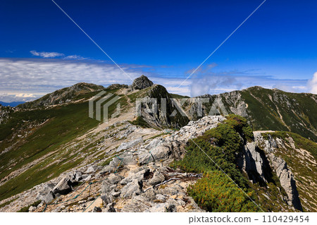 通往中央阿爾卑斯山寶劍岳的山脊線 110429454