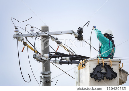 Electrical work, power transmission and distribution line work, work in high places under construction 110429585