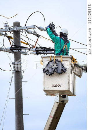 Electrical work, power transmission and distribution line work, work in high places under construction Electrical work, power transmission and distribution line work, work in high places under construction 110429588