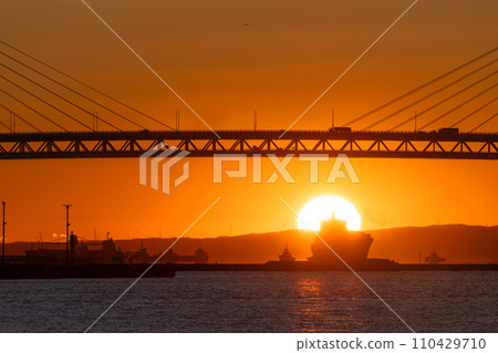 [Kanagawa Prefecture] Dawn at Yokohama Port 110429710