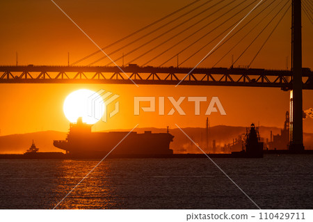 [Kanagawa Prefecture] Dawn at Yokohama Port 110429711