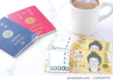 韓幣、韓元紙幣(5萬韓元紙幣)及護照(紅色為10年期普通護照,5年期普通護照) 韓幣、韓元紙幣(5萬韓元紙幣)及護照(紅色為10年期普通護照,5年期普通護照) 110429743