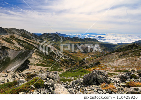 Murodo of Tateyama in the Northern Alps with autumn leaves 110429926