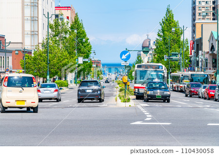 [北海道]小樽站前中央街對面的大海 110430058