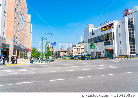 [北海道]晴空萬裡的小樽車站前的街景 110430059