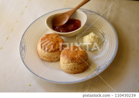 Afternoon tea scone, jam and clotted cream set 110430239