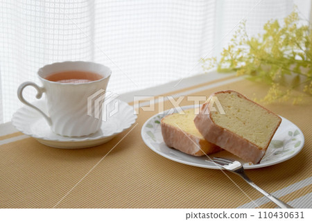 茶時間風景與蛋糕和茶花 110430631