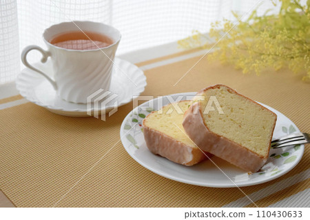 茶時間風景與蛋糕和茶花 110430633