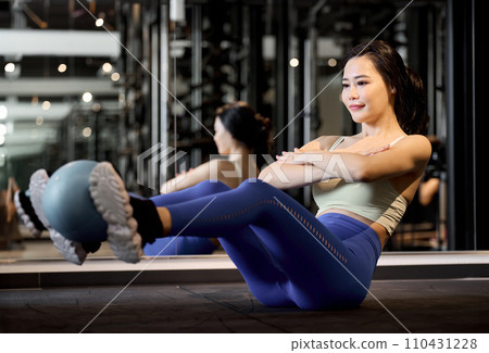 女人用仰臥起坐訓練腹部肌肉 110431228