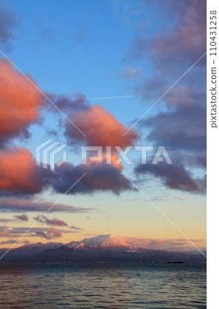 View of snow-covered Mt. Daisen (Tottori Prefecture) from Mihonoseki-cho, Matsue City, Shimane Prefecture, on the opposite bank. View of snow-covered Mt. Daisen (Tottori Prefecture) from Mihonoseki-cho, Matsue City, Shimane Prefecture, on the opposite bank. 110431258