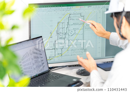 男總工程師講解施工進度表、網路進度表、施工監造、工作服 110431443