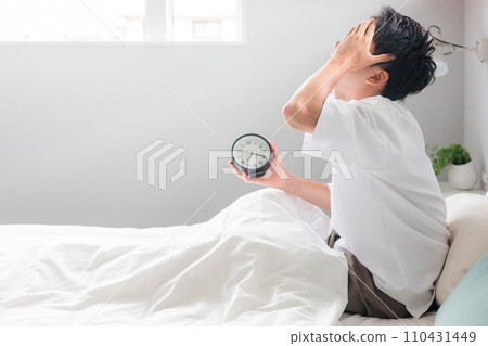 一個人早上看鬧鐘醒來(睡覺,醒來,睡覺) 一個人早上看鬧鐘醒來(睡覺,醒來,睡覺) 110431449