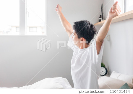 一個人早上醒來（睡覺、醒來、睡覺） 110431454