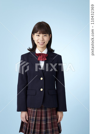 穿著西裝外套制服的高中女生 110432369