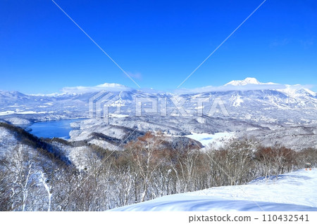 Lake Nojiri and Mt.Kitashin 110432541