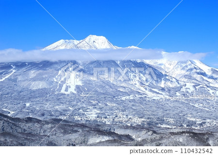 Lake Nojiri and Mt.Kitashin 110432542