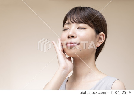 Face care images featuring Japanese women with bare skin. Face care images featuring Japanese women with bare skin. 110432569