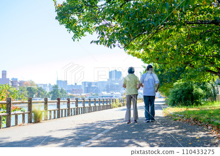 活躍的老年夫婦步行健康、飲食、運動、步行、背光、白天顏色 110433275