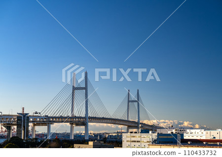 [Kanagawa Prefecture] Yokohama Bay Bridge, morning scenery 110433732