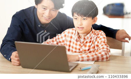 小學生和成年男子盯著筆記型電腦螢幕 小學生和成年男子盯著筆記型電腦螢幕 110433896