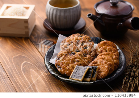 Rice crackers and tea (Japanese tea) Rice crackers and tea (Japanese tea) 110433994
