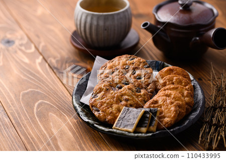Rice crackers and tea (Japanese tea) 110433995